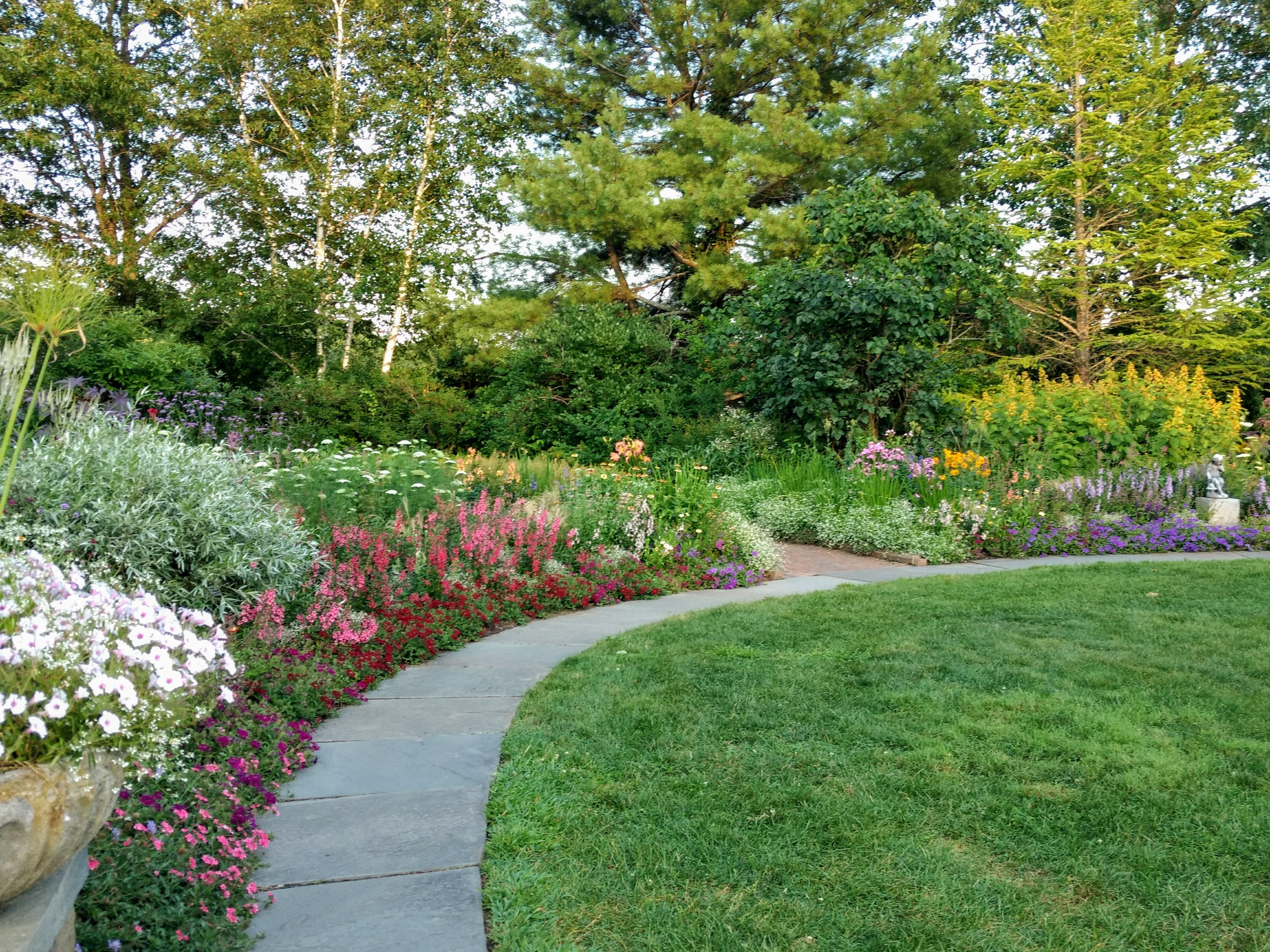 Благоустройство участка частного дома в Одинцово и Московской области